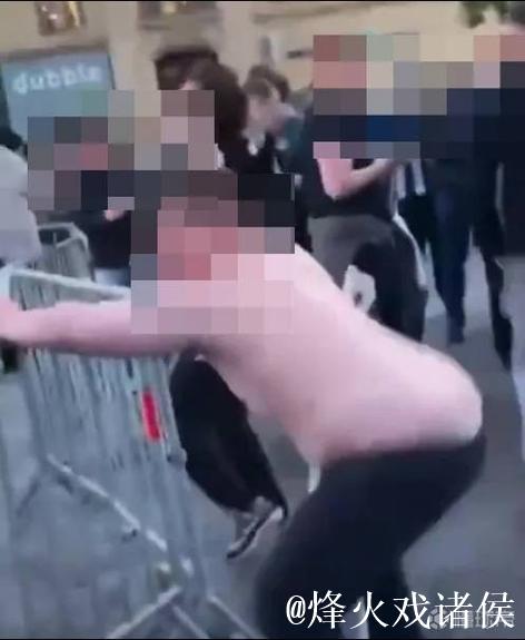 马赛vs纽卡比赛期间球迷厕所内行为出格 马赛vs纽卡比赛期间球迷厕所内行为出格