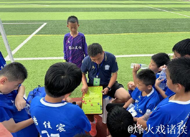 名宿助阵传授经验,少儿足球联赛点燃少年追梦热情。 名宿助阵传授经验,少儿足球联赛点燃少年追梦热情。